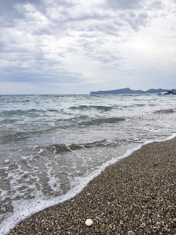 沙滩上柔和的海浪