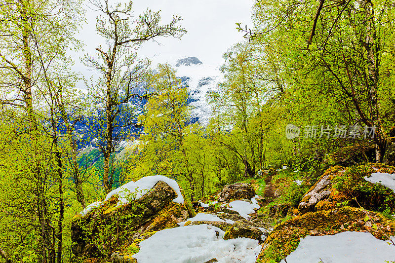 北部的本性。山的风景。挪威。斯堪的纳维亚半岛的春天。更多关于罗姆斯代尔县的报道