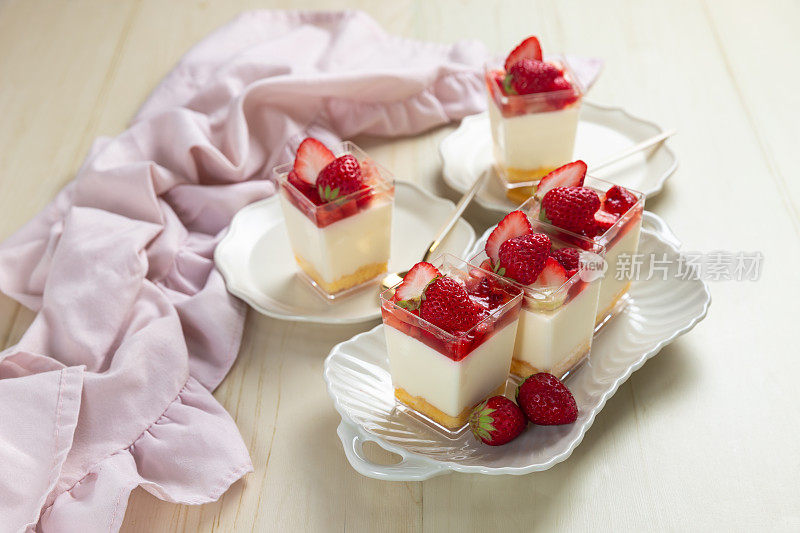 草莓甜点——玻璃杯里有草莓果冻的芝士蛋糕