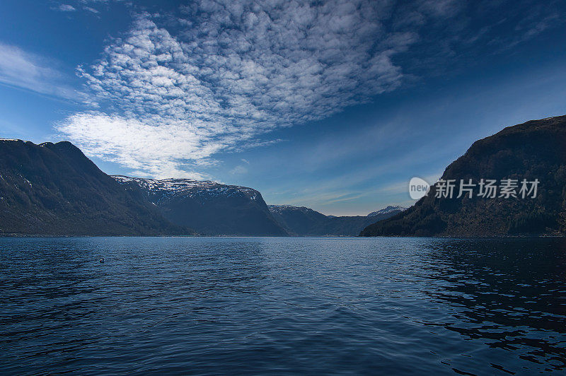峡湾，可以看到挪威的山脉和峡湾景观。山水，伴轻云