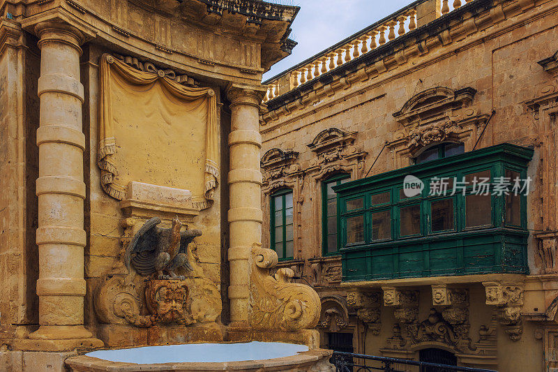 瓦莱塔圣乔治广场的中世纪喷泉