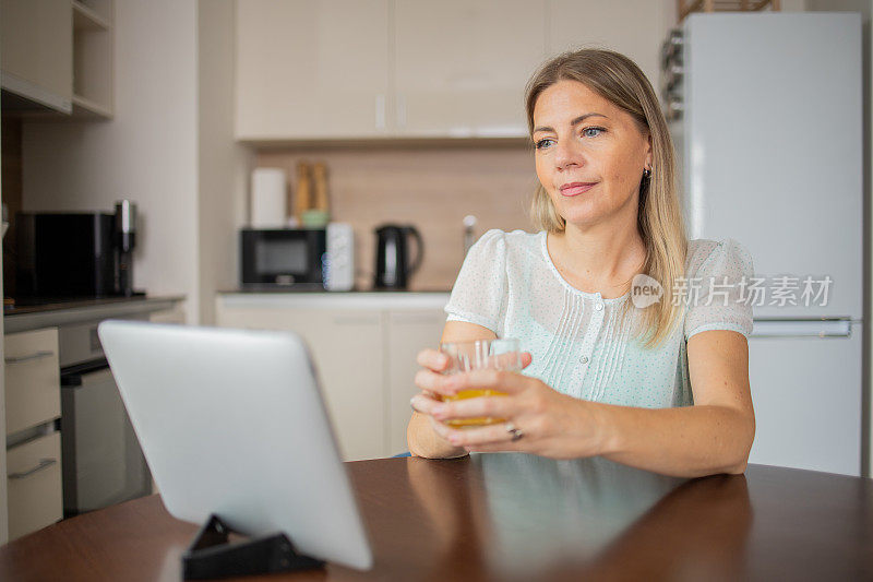 女性使用数码平板电脑