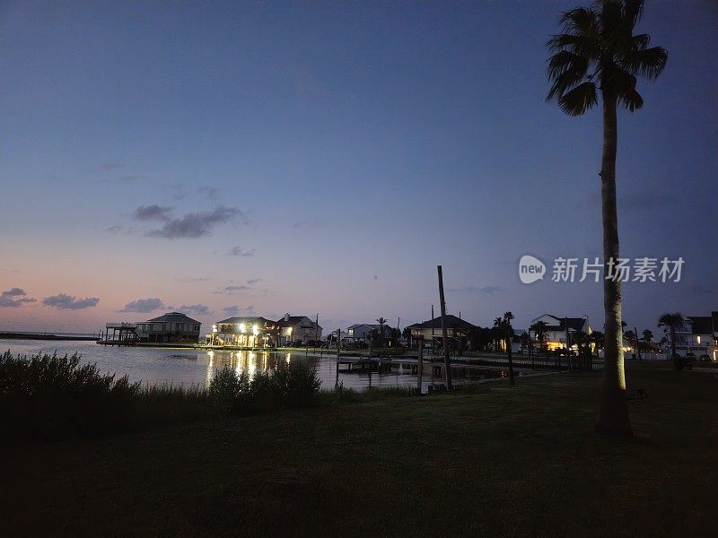 加尔维斯顿湾日落后的海滩住宅