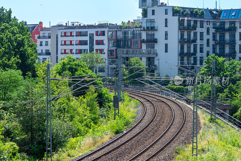 高视角的铁路轨道在城市的建筑物