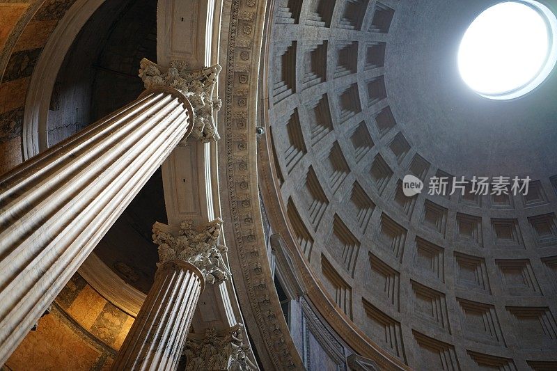 带有光束的万神殿的圆顶和圆柱，罗马，意大利