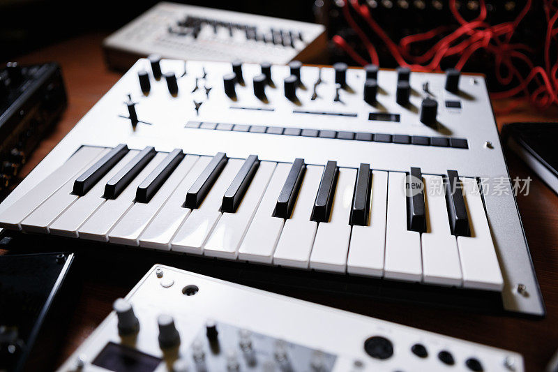 电子音乐制作钢琴合成器。钢琴专业midi键盘