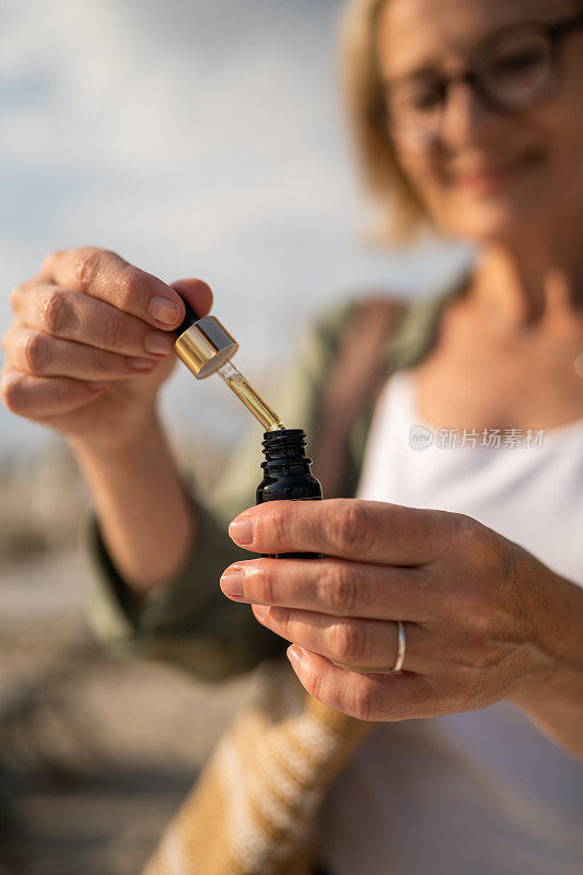 女人在用香水滴管