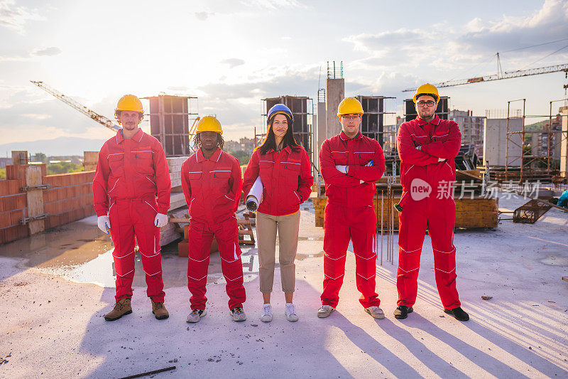 建筑工人和美丽的女工程师在建筑工地