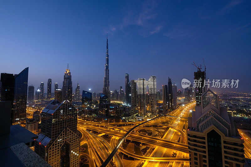 阿联酋迪拜城市天际线城市蓝小时夜间鸟瞰图