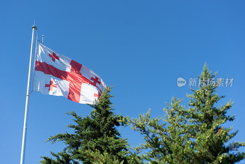 格鲁吉亚国旗在阳光明媚的日子里迎风飘扬