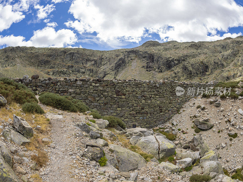 拉纳瓦湖的轮廓墙，高山塞拉德格雷多斯，西班牙