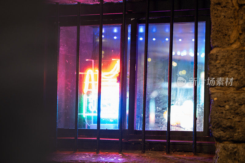 酒吧窗户上的霓虹灯招牌