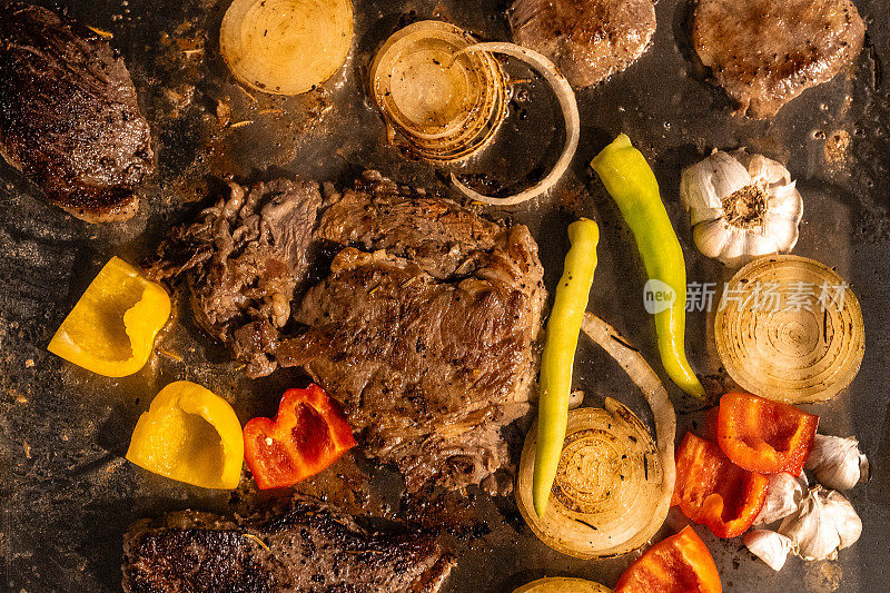 烤肉、香肠和蘑菇。B-B-Q。自然界的食物。在烤架上烹饪食物。野餐。大自然中的假期。