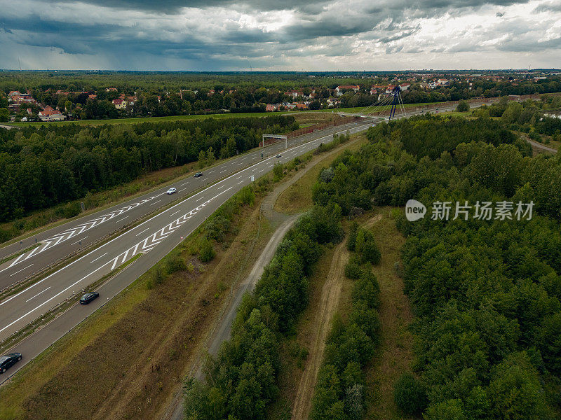 高峰时刻，交通车辆摄影。从空中俯瞰道路。