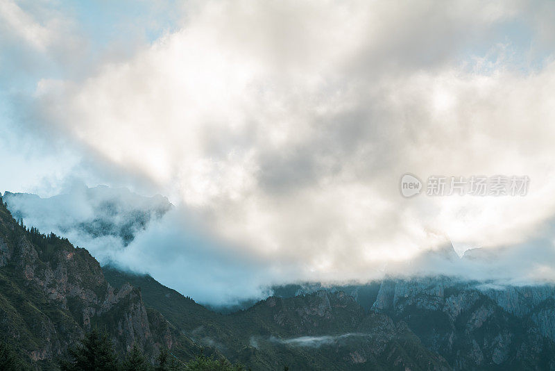 中国甘南扎加纳石山的神秘景观