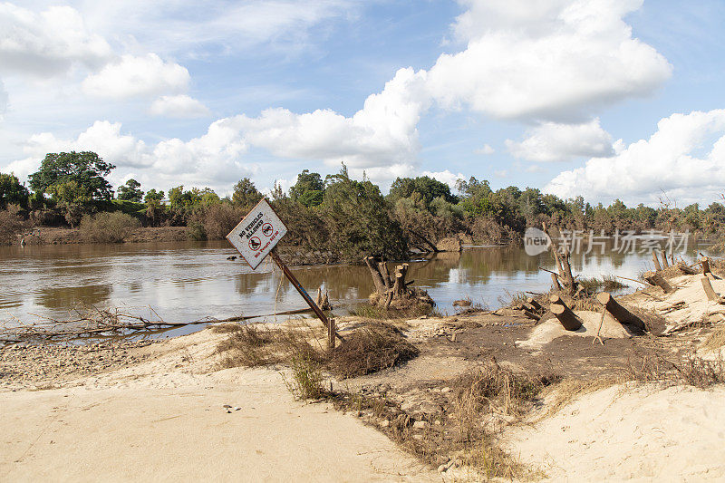 澳大利亚新南威尔士州霍克斯伯里地区尼皮恩河Yarramundi保护区的船坡道遭受严重洪水破坏的照片。