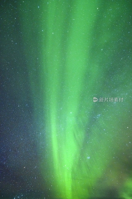 北极光或极光在繁星点点的夜空在挪威北部的尼科瓦格海滩