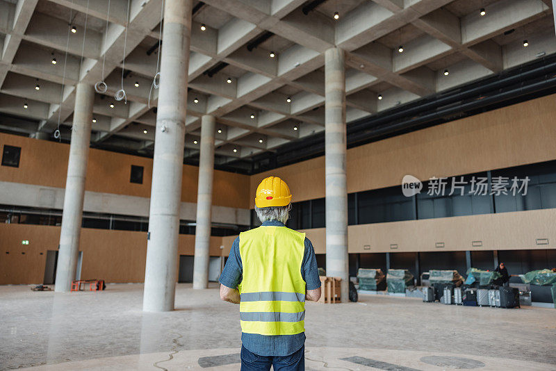 成熟的白人男性建筑师在机场室内工作