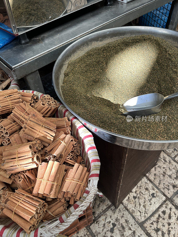 以色列阿克老城的市场。肉桂棒和扎塔尔香料