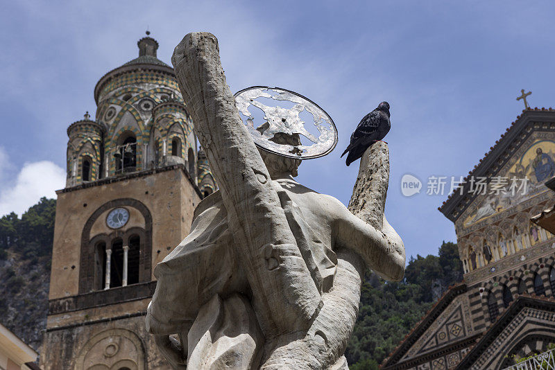 巴洛克风格的圣安德鲁喷泉，也被称为人民喷泉，建于1760年，位于阿马尔菲的大教堂广场