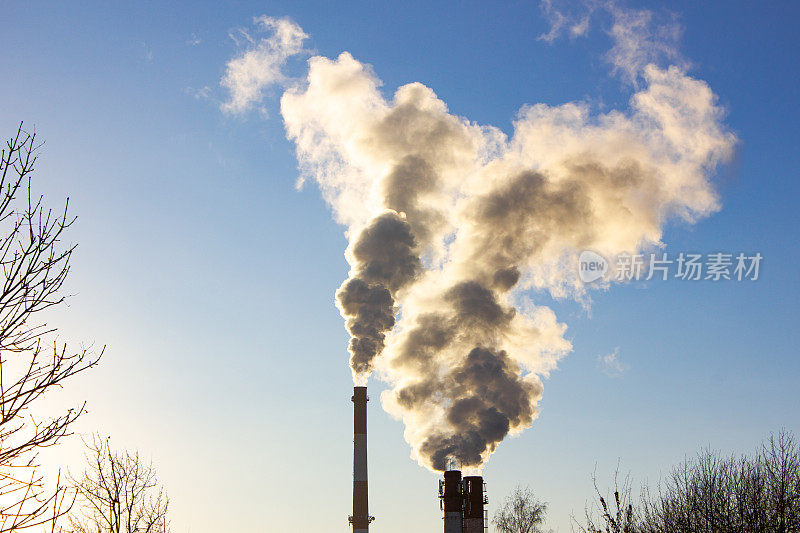 从工厂、工业工厂的烟囱里冒出的烟。工厂、工业企业烟囱排放的烟雾、蒸汽和污染物。