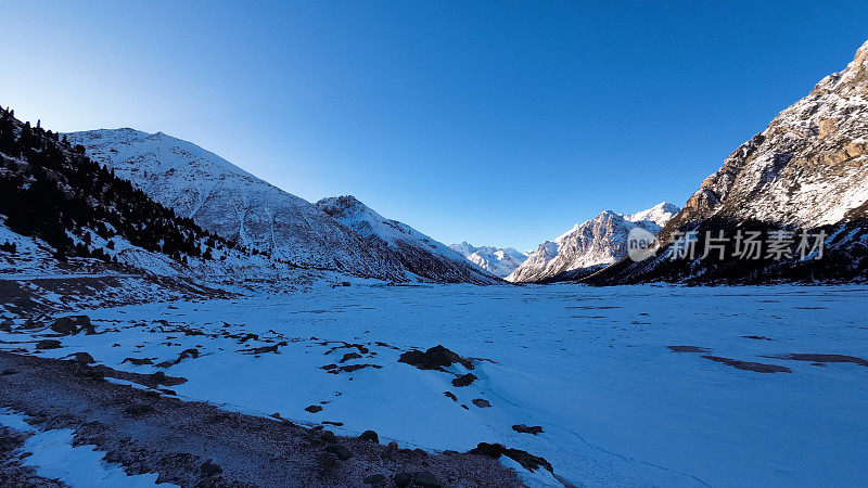 冬天的早晨，雪山峡谷一览无余