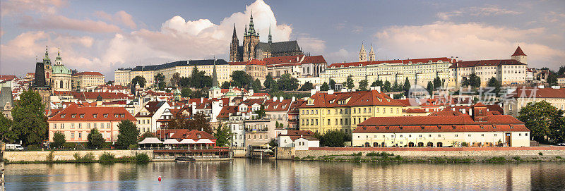 捷克共和国伏尔塔瓦河上的布拉格城堡