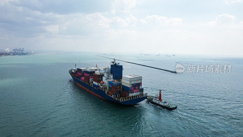 大型集装箱货船在海上运行，到达海港，进行海上物流和运输