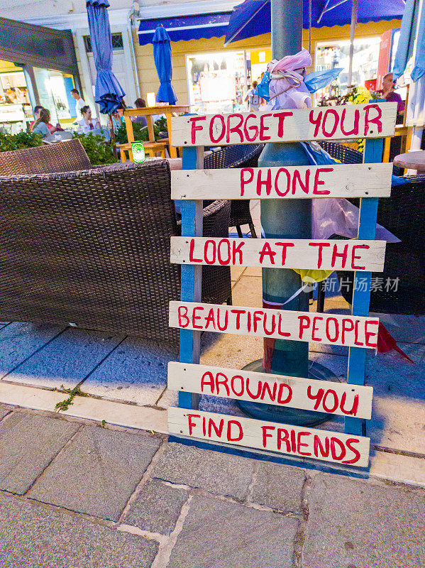 克罗地亚克雷斯岛，酒吧入口处的牌子，邀请人们不要使用手机，找朋友