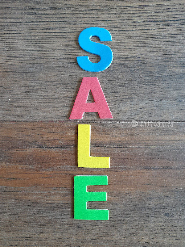 销售字幕与彩色字母