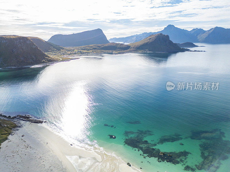 平静的大海和山景