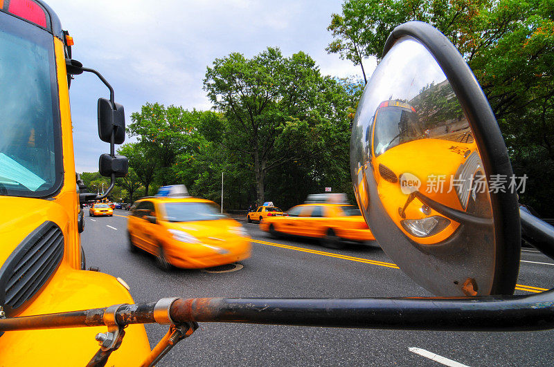 在曼哈顿上西区，一辆校车和超速行驶的出租车