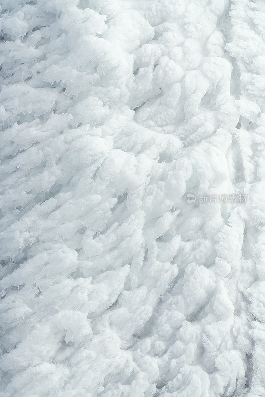 一根高高的冰柱。霜，冬天，冰，冰冻的冰