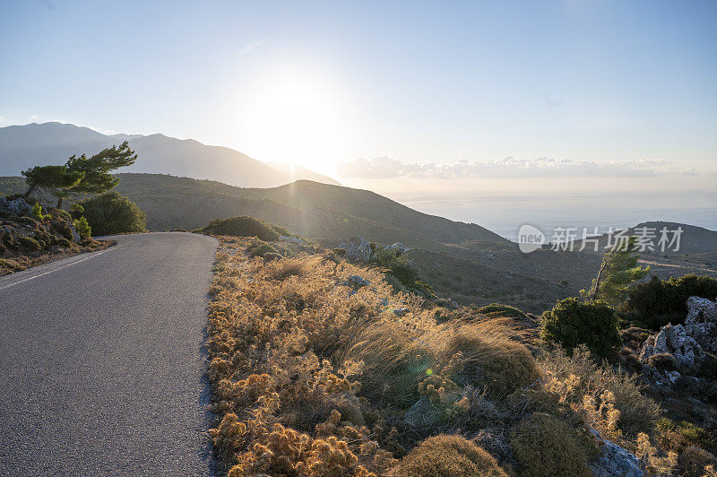 乡村公路蜿蜒穿过群山