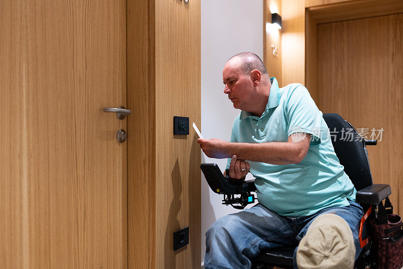 走廊为轮椅残疾人康复中心。
