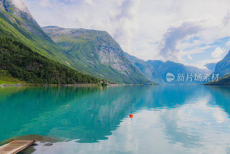 雄伟的夏季景观与水晶蓝湖，冰川和绿色的山脉在挪威