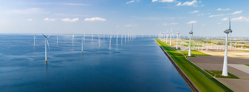 荷兰弗莱福兰有一大片水域，周围环绕着许多风车，它们的叶片在风中优雅地旋转