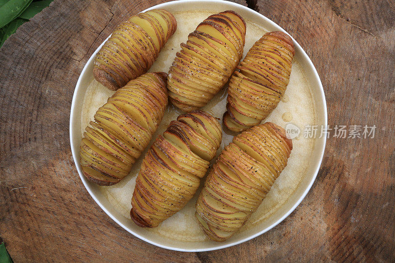 Hasselback风格的土豆作为副食