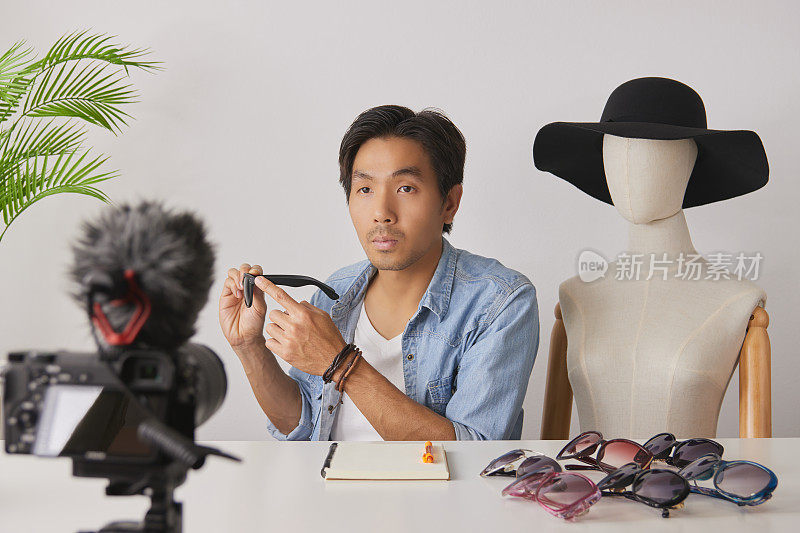 亚洲的Vlogger或Blogger录制视频的时尚眼镜评论