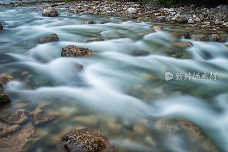 江边景色清幽，流水潺潺