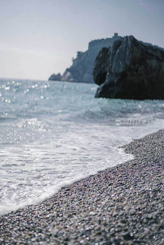 早晨地中海海岸线的美景