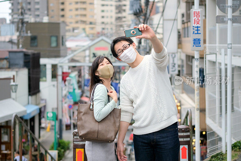 一对中年夫妇在景点自拍