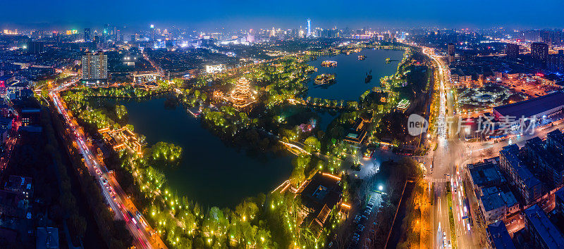 济南大明湖园林景观夜景航拍