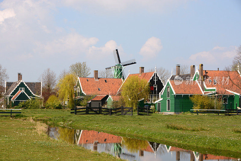 村庄和风车。