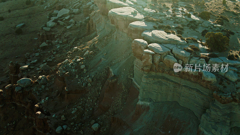 无人机俯瞰犹他州城堡谷的条纹砂岩悬崖