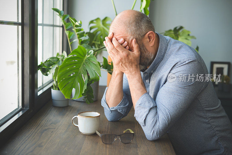 成年男性在家办公(消极情绪)