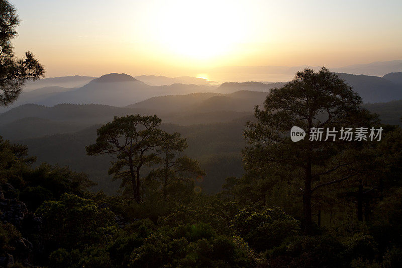 土耳其西南部马尔马里斯山脉的日落