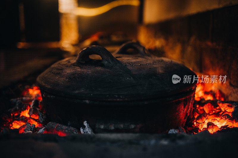 用余烬进行传统烹饪