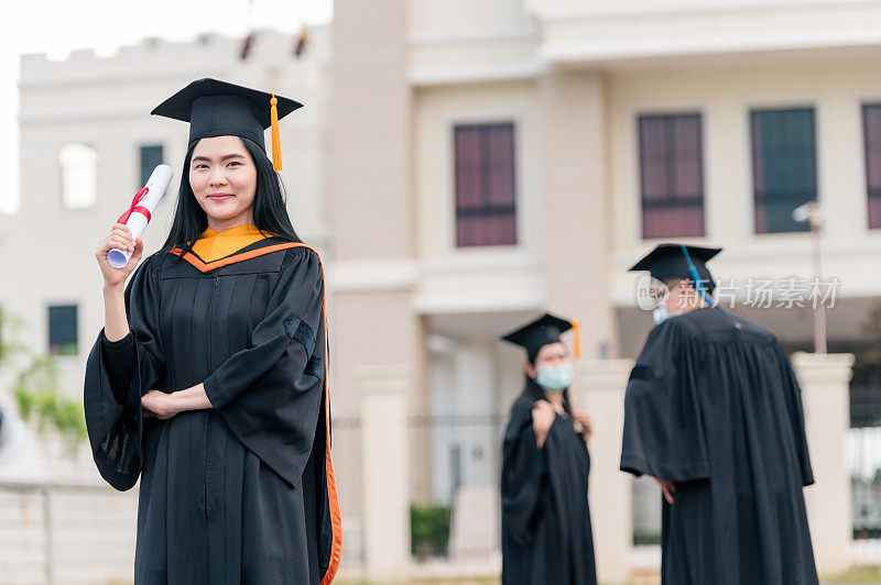 年轻的亚洲女子大学毕业生在毕业典礼上庆祝学位证书。恭喜你,毕业后,教育。