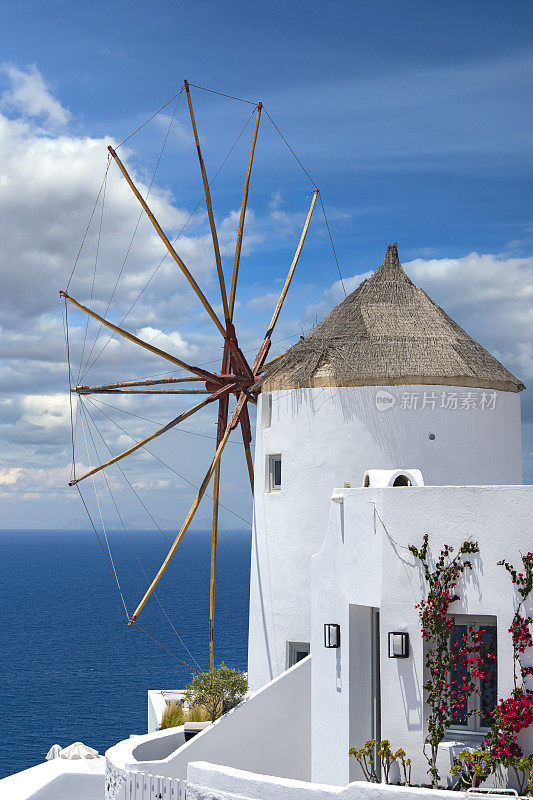希腊圣托里尼岛伊亚村的风车